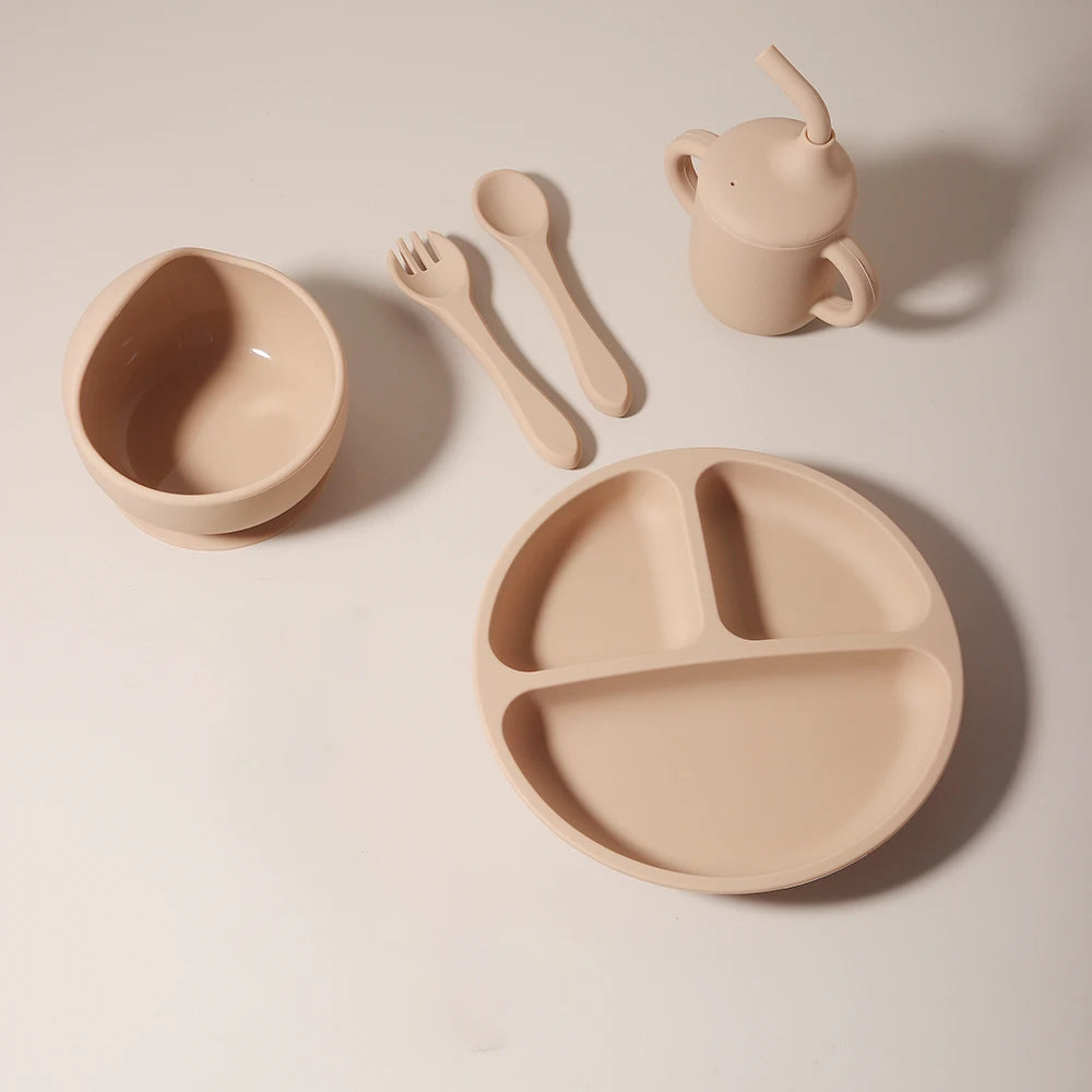 Coffret Repas Bébé en Silicone 5 Pièces | Assiette, Bol Ventouse, Gobelet et Couverts Sans BPA